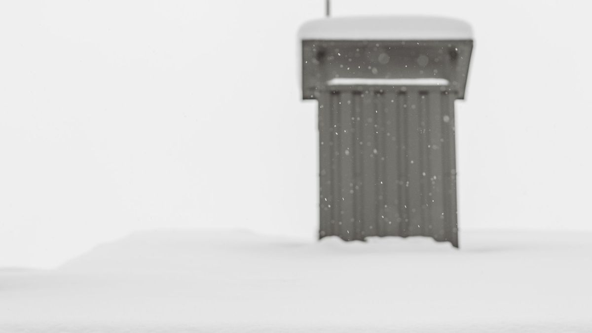 Souche de cheminée sur un toit sous la neige, zone sensible aux infiltrations