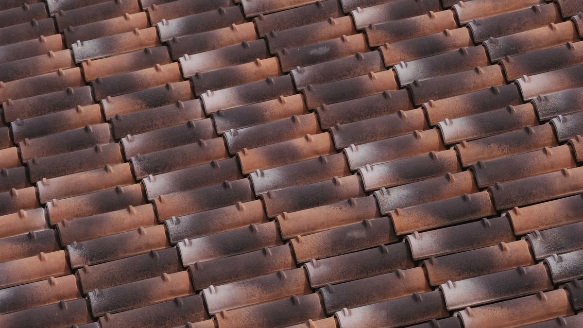 Tuiles mécaniques en terre cuite posées sur un toit du Grand Est